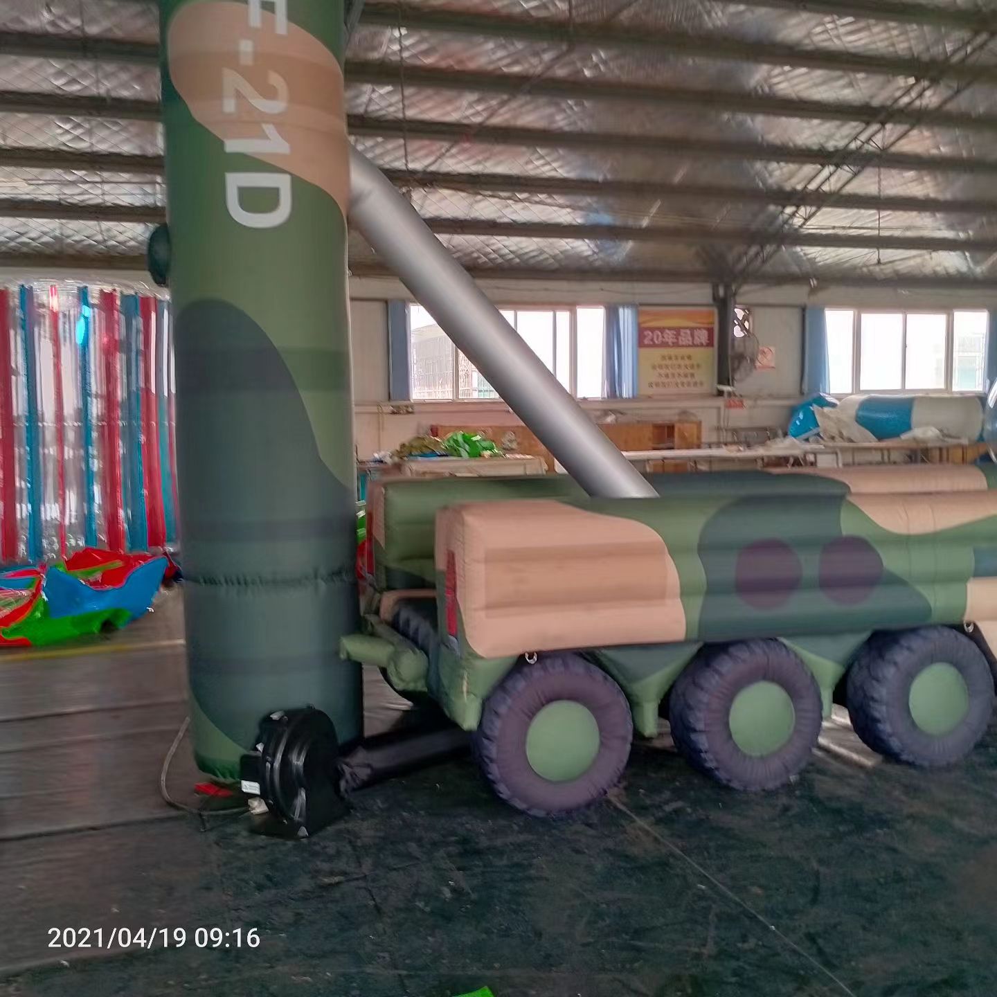 电白军事演习中的充气目标车辆：模拟发射车雷达车坦克飞机